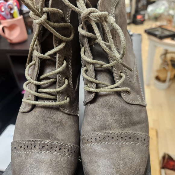 G.H. Bass & Co. Women's Gray Lace-Up Boots - Picture 4 of 7